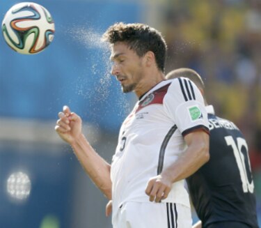 Hummels mete a Alemania de cabeza en semifinales