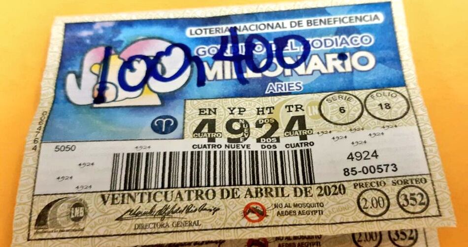 Lotería entrega cheque de un millón 100 mil dólares a nueva ganadora del Gordito del Zodiaco