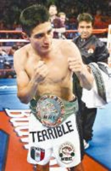 El púgil mexicano Erik Morales se lesionó