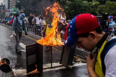 Policía dispersa a manifestantes en Caracas