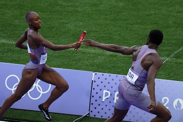 Récord mundial en París 2024: Estados Unidos vuela en el 4x400 metros mixto