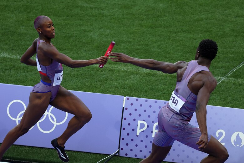 Récord mundial en París 2024: Estados Unidos vuela en el 4x400 metros mixto