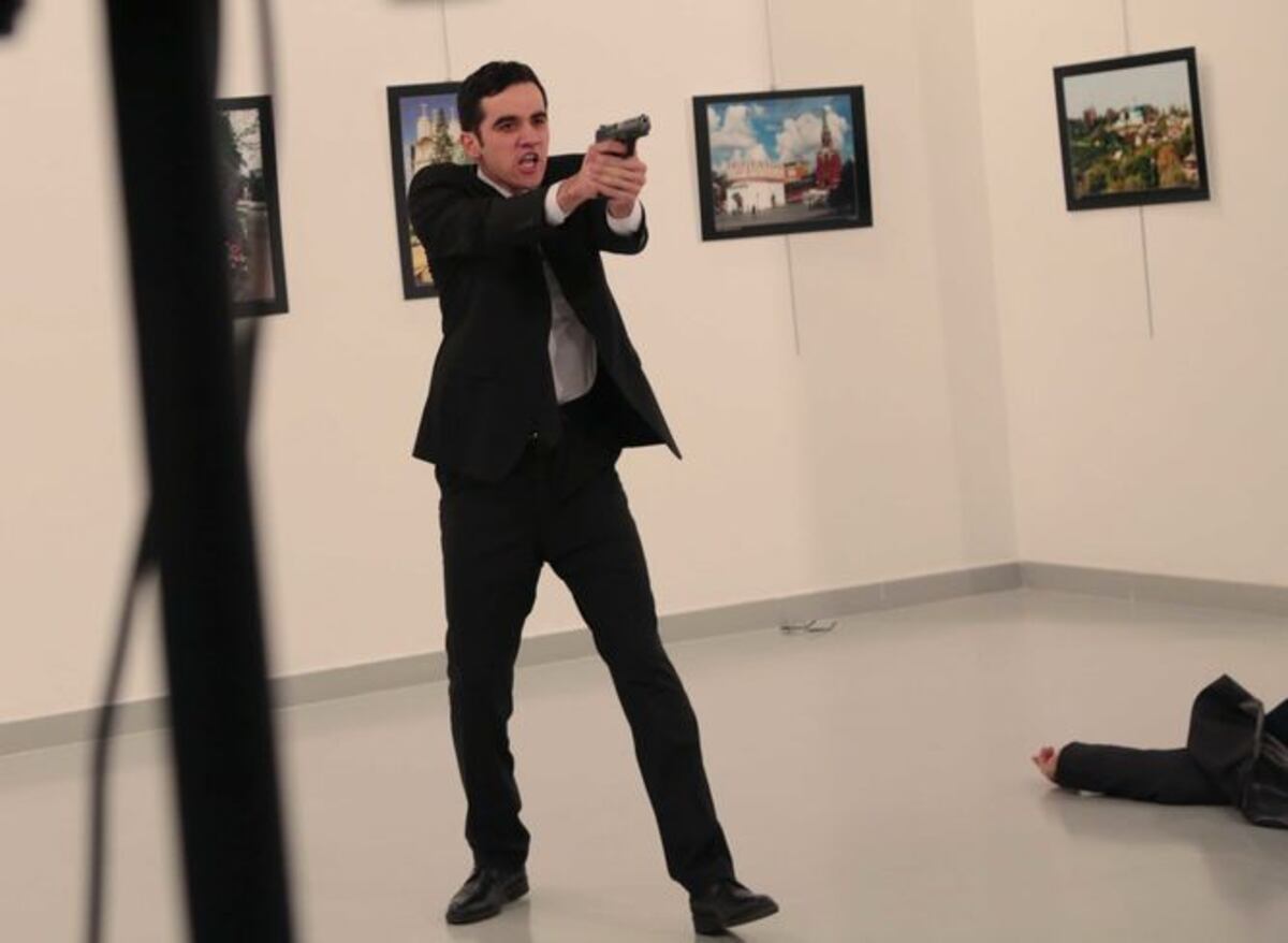 Video: Asesinan al embajador de Rusia en Turquía durante exposición fotográfica