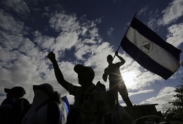 Sacerdotes entre las balas de la represión en Nicaragua