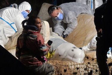 Rescatistas franceses extraen del río Sena a la beluga extraviada