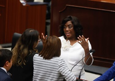 Ministra Molinar defiende ante la Asamblea la compra de ‘laptops’ para estudiantes y docentes