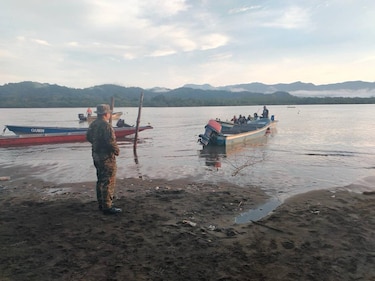 Trasladan a 19 migrantes gravemente enfermos varados en Darién