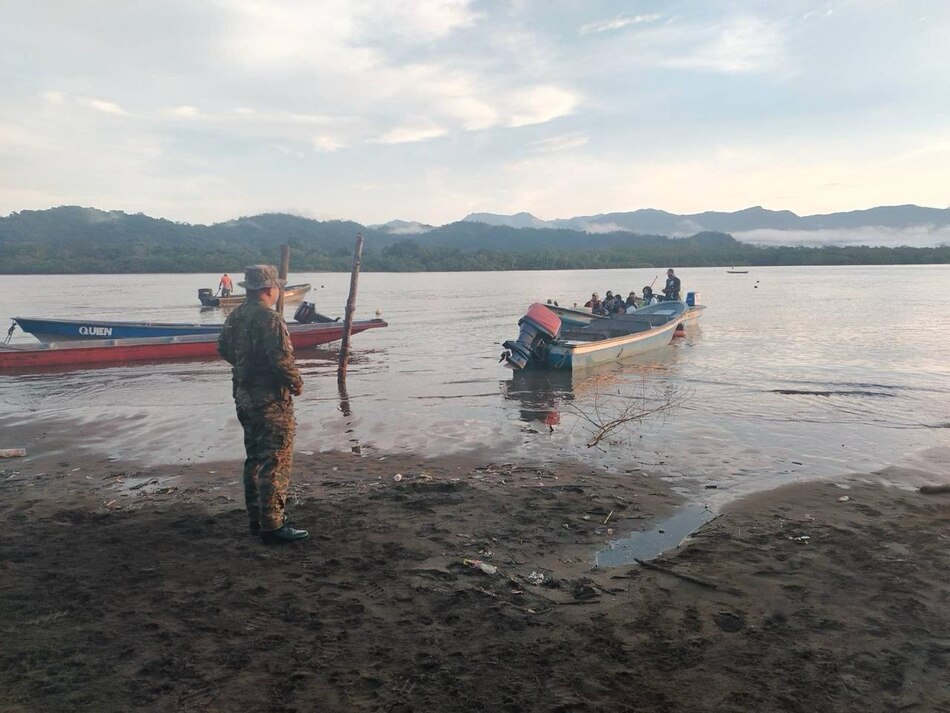 Trasladan a 19 migrantes gravemente enfermos varados en Darién