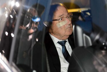 Blatter abandona sede de la FIFA sin hacer comentarios