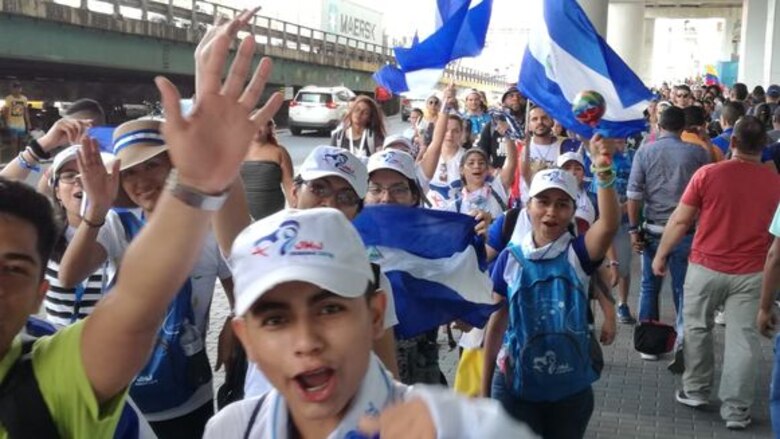 Calle de honor para el papa Francisco