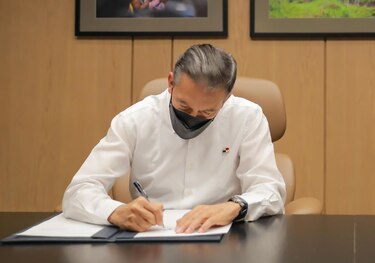 Cortizo sanciona Ley que establece una moratoria minera en el país