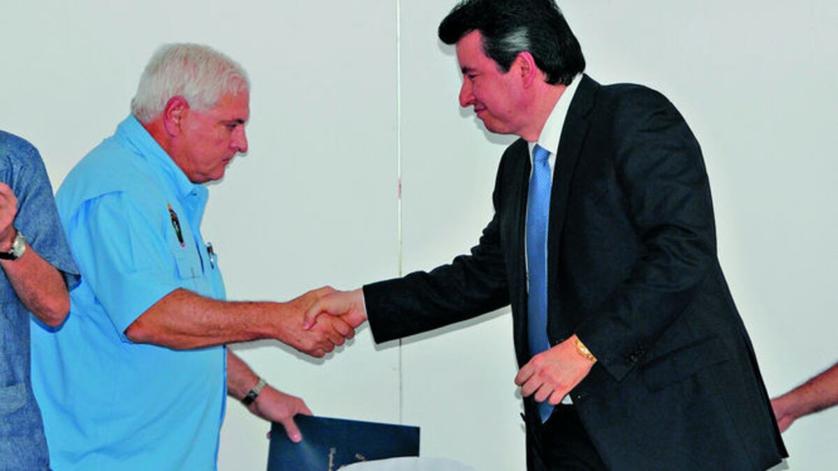 Ricardo Martinelli saluda al entonces magistrado Alejandro Moncada Luna. Sus criterios para elegir a este magistrado fueron cuestionados por la sociedad civil, que se que