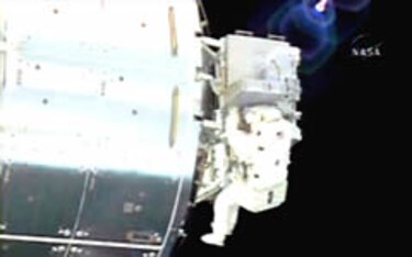 Astronautas del Endeavour equipan robot canadiense