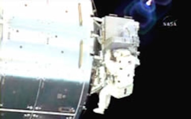 Astronautas del Endeavour equipan robot canadiense