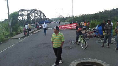 Precaristas reabren puente sobre el río Changuinola