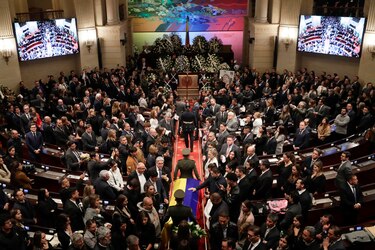 Gobierno decreta un día de duelo y bandera a media asta por Miguel Uribe Turbay