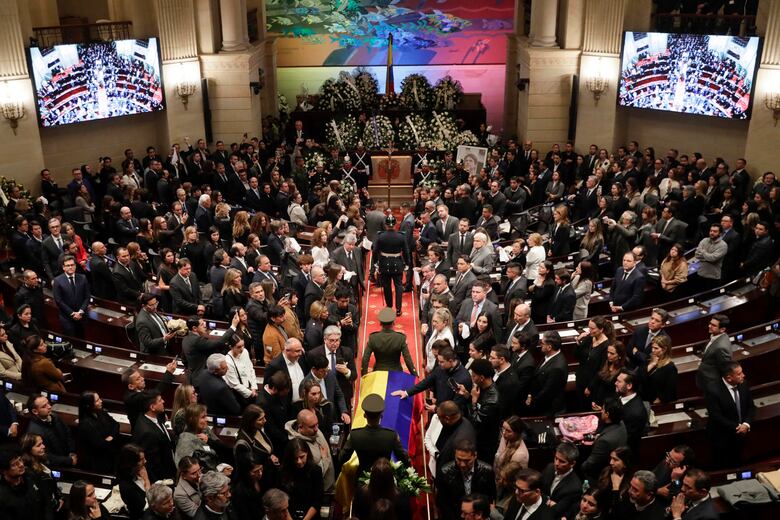 Gobierno decreta un día de duelo y bandera a media asta por Miguel Uribe Turbay