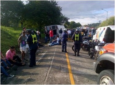 40 personas heridas tras vuelco de 'diablo rojo'