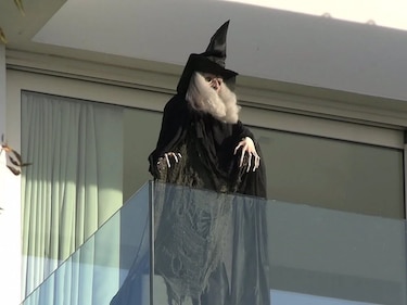 Shakira coloca una bruja en su terraza que mira directamente a la casa de los padres de Piqué
