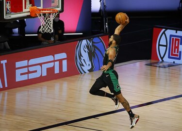 Celtics dan primer golpe en semifinales del Este sobre los Raptors