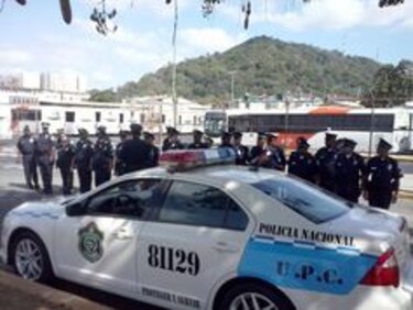 Despejan vía en La Doña; varios conductores de buses son retenidos