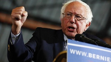 Sanders dice que votará por Clinton, pero sigue sin avalarla
