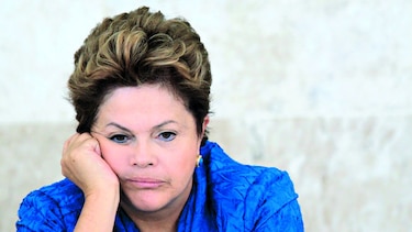 Ordenan bloquear bienes de Rousseff