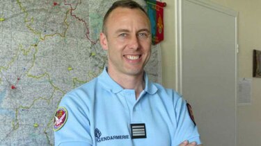 Francia: muere el agente que se cambió por rehén en asalto