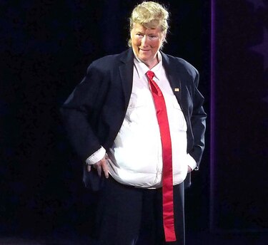 Meryl Streep sube al escenario disfrazada de Donald Trump