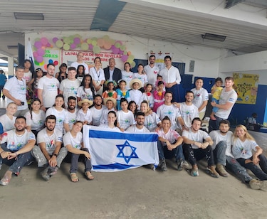 Voluntarios israelíes realizan labores sociales en el país