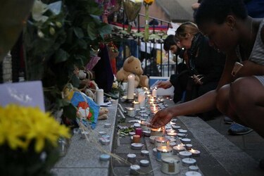 Theresa May ordena investigación sobre incendio de Londres entre creciente indignación