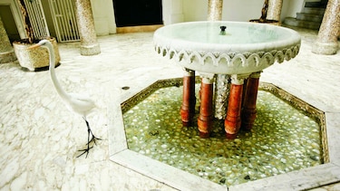 Un palacio con las puertas abiertas