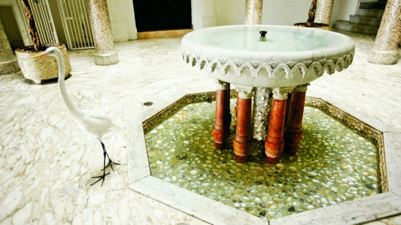 Un palacio con las puertas abiertas