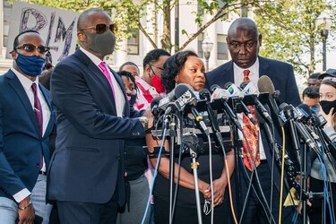 Familia de afroestadounidense baleado por policías en EU exhorta a la calma