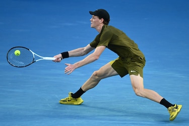 Sinner avanza sin sobresaltos y debuta con autoridad en Australia