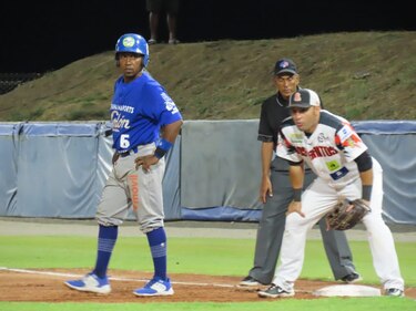 La final del béisbol mayor se traslada al Rod Carew con la serie empatada 1-1 entre Los Santos y Colón