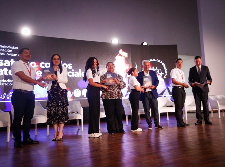 Entre gritos, acusaciones y un escenario parcialmente vacío se desarrolló el foro por la libertad de expresión