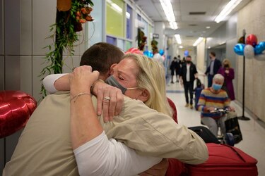Lágrimas y abrazos en fronteras de Estados Unidos al terminar prohibición de viajes por la Covid-19