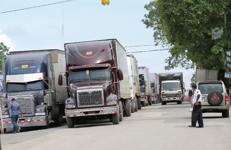 Costa Rica limita entrada de transporte de carga panameña