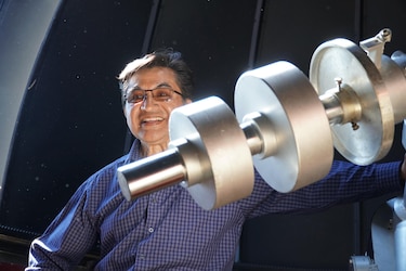 Un ingeniero mexicano cumple el sueño americano en la NASA desde hace 20 años