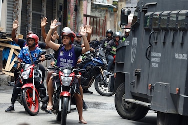Las impactantes imágenes de las favelas de Río tras el megaoperativo policial contra Comando Vermelho que dejó más de 100 muertos