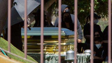 Un féretro dorado y miles de flores: el suntuoso funeral de ‘El Mencho’ en México