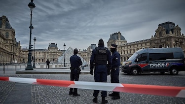 La Fiscalía de París implica a más de un centenar de efectivos en la investigación del robo del Louvre