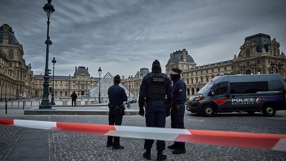 La Fiscalía de París implica a más de un centenar de efectivos en la investigación del robo del Louvre