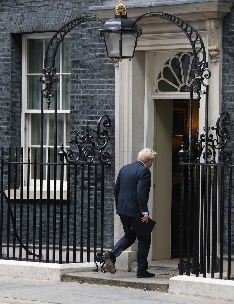 Boris Johnson dimite como líder conservador, pero seguirá en el poder hasta que se nombre a su sucesor