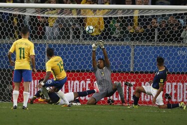 Brasil suda para vencer 2-0 a Ecuador