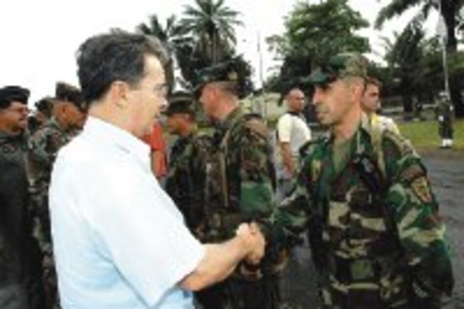 Uribe critica a jefes militares por no informar oportunamente de abusos