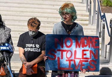 ‘Los médicos dicen que estoy vivo de milagro’: el joven que perdió un ojo durante una protesta contra ICE en California