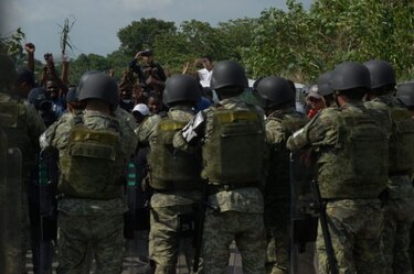 Guardia Nacional de México enfrenta a migrantes con gas pimienta
