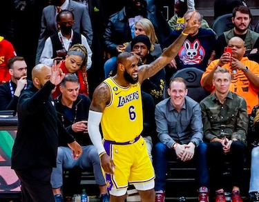 LeBron James firma actuación monumental en el día de su cumpleaños 38